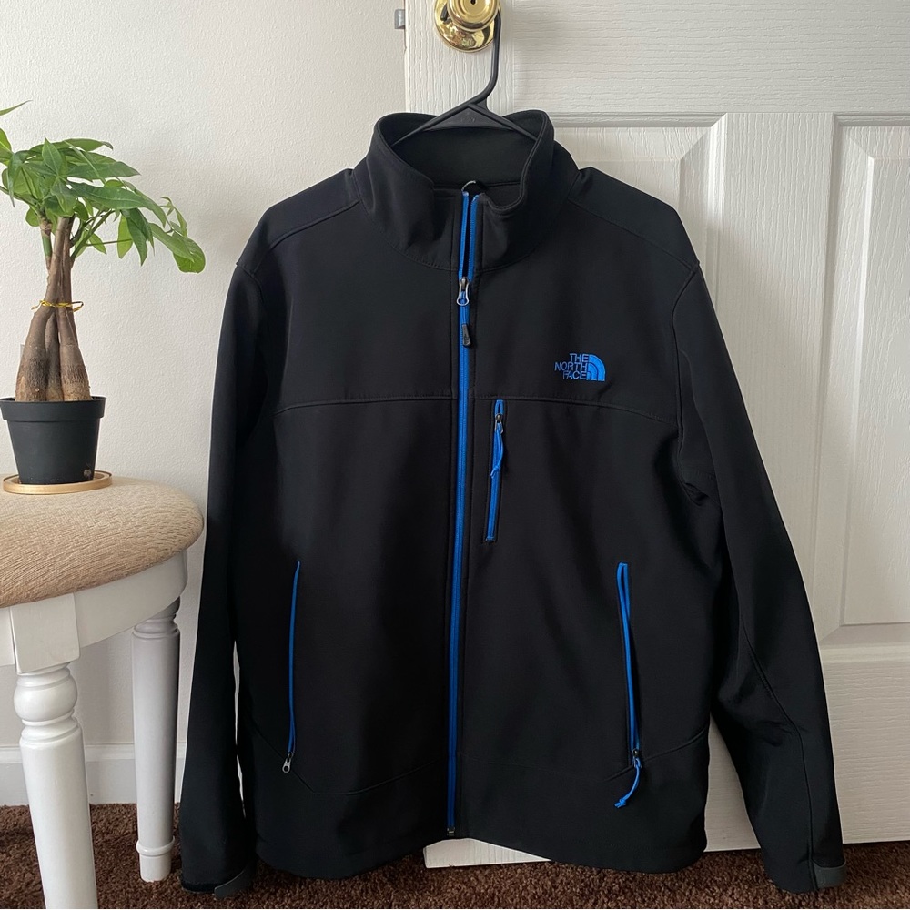 The North Face Jacket in Black, mens large